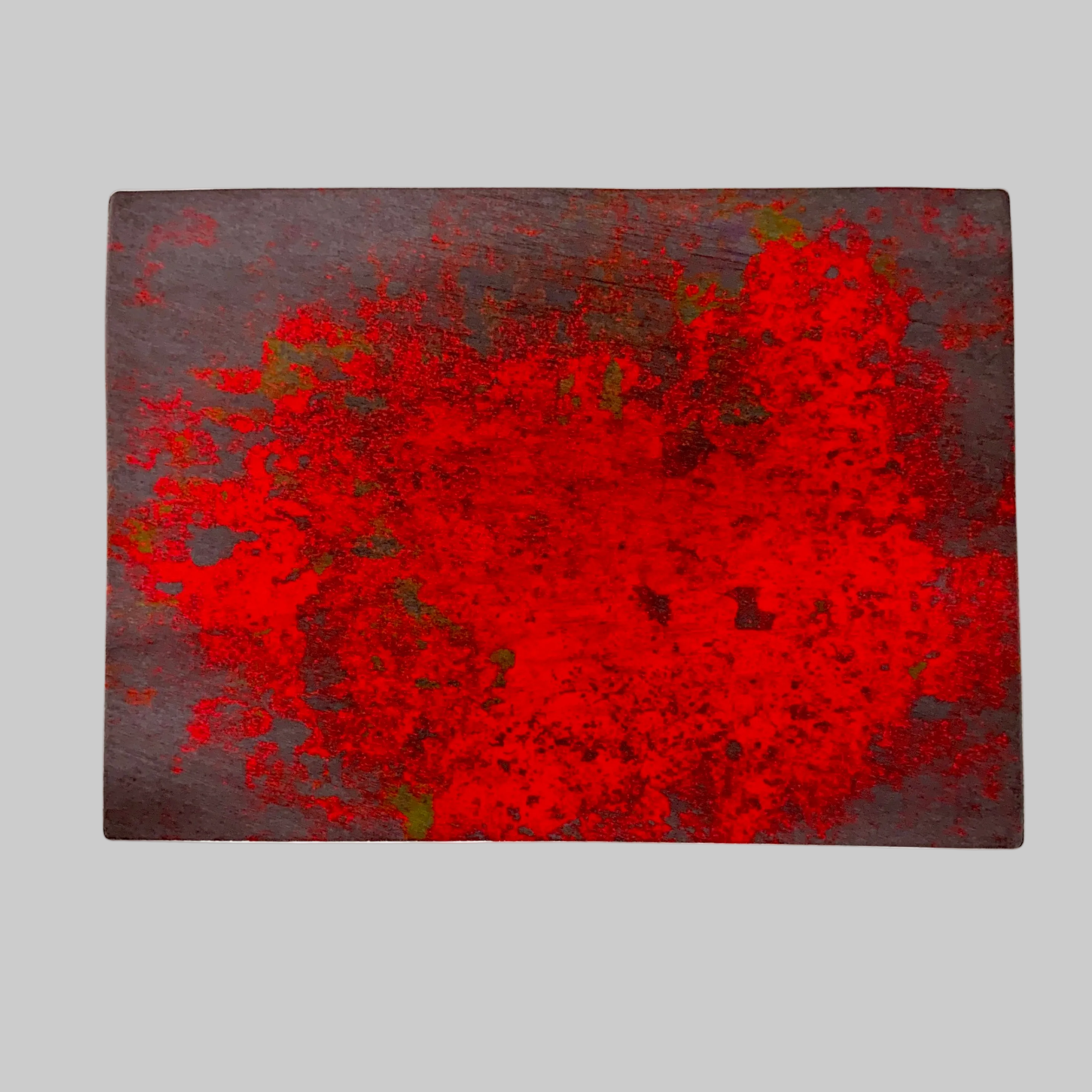 Stylish smokey red tablemat paired with decorative centerpieces for an inviting table setting."