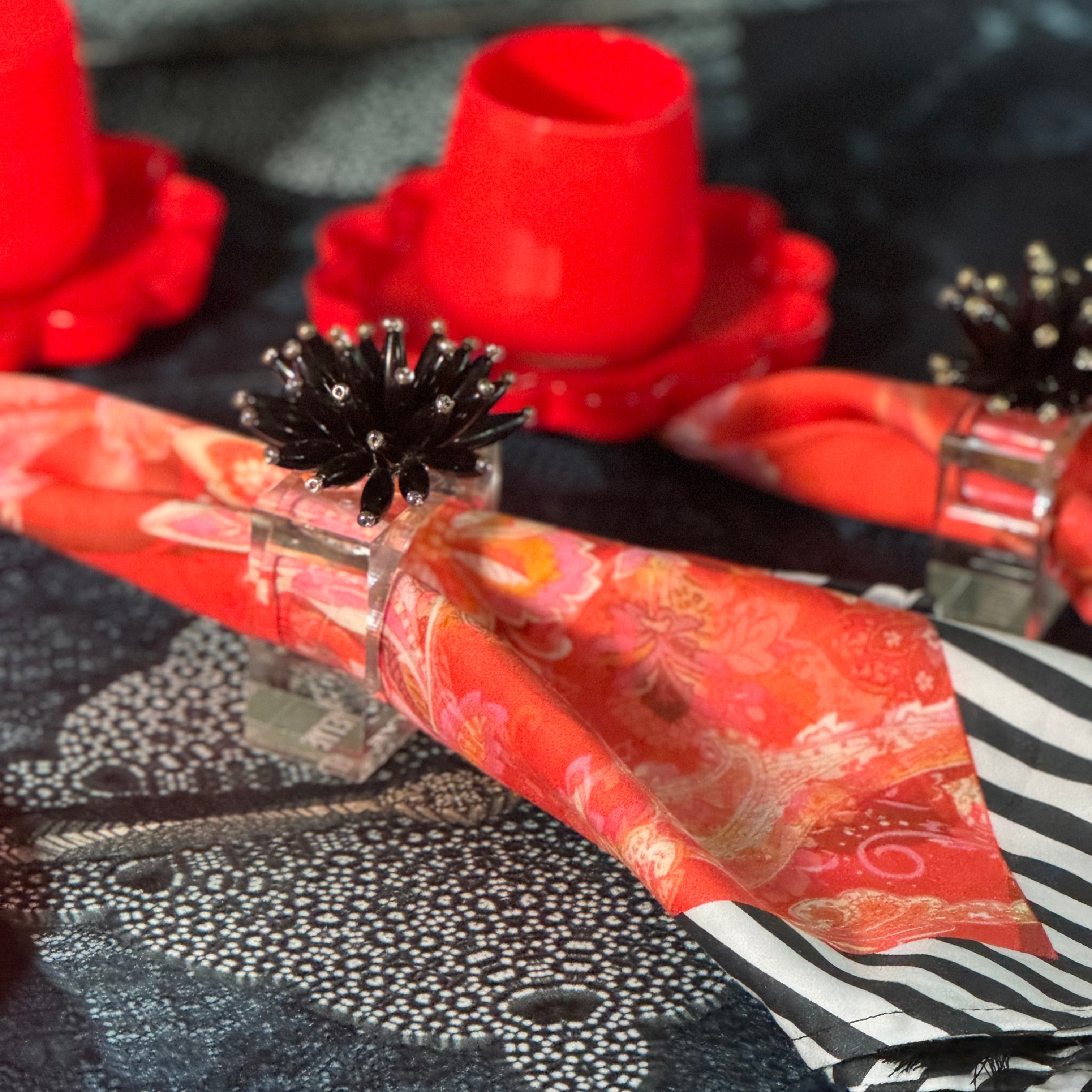 Features vibrant dragon motifs that add a dramatic touch to your table setting.